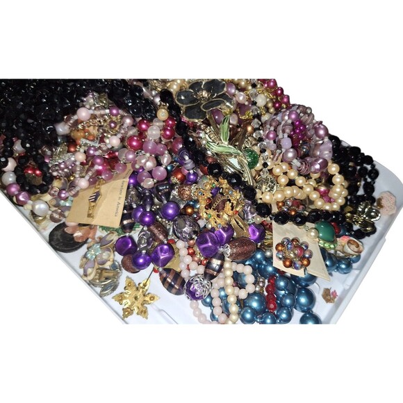 VTG 7lbs Costume Jewelry Lot – Faux Pearls Necklaces, Bracelets & Earrings - Picture 14 of 16